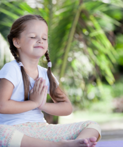 photo enfant qui médite