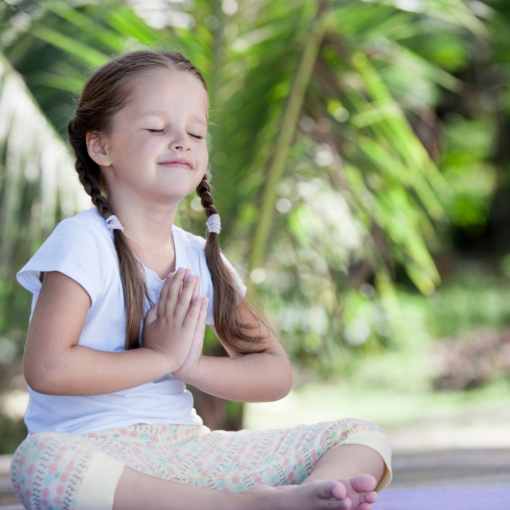 photo enfant qui médite