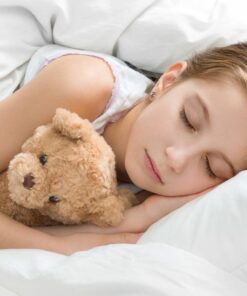 photo d'une petite fille qui dort dans son lit