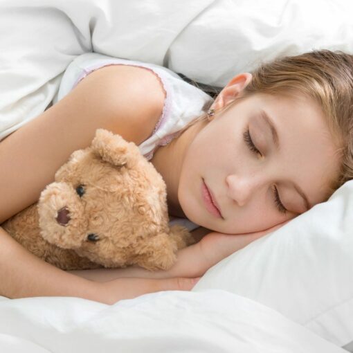 photo d'une petite fille qui dort dans son lit