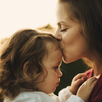 photo d'une maman et de sa fille calin