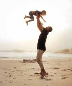 photo un papa et son enfant dans les bras en l'air