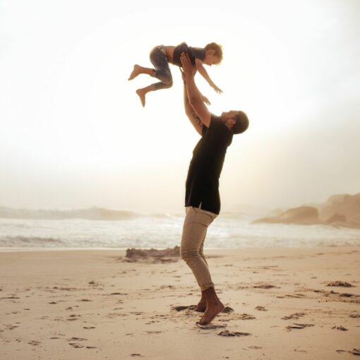 photo un papa et son enfant dans les bras en l'air